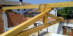 Particolare capriata per rompitratta colmo